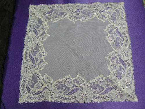 LOVELY VINTAGE HANKIE