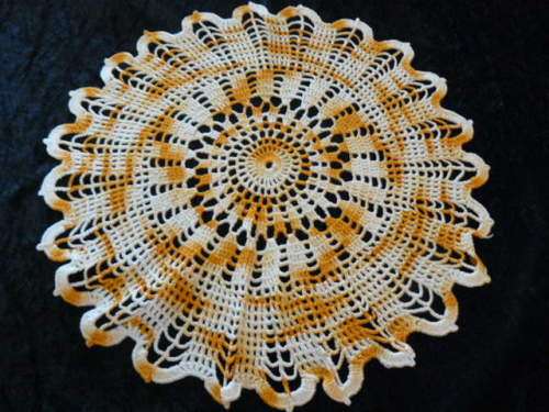 VINTAGE HAND CROCHETED DOILLIE 36 CM