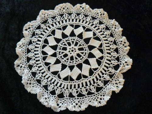 VERY FINE VINTAGE COTTON HAND CROCETER DOILLIE 23 CM