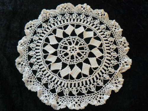 VERY FINE VINTAGE COTTON HAND CROCETER DOILLIE 23 CM