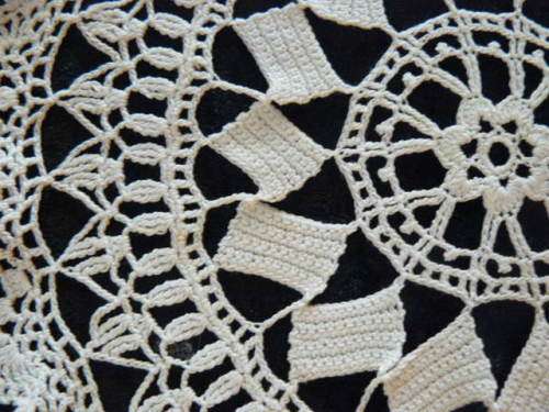 VERY FINE VINTAGE COTTON HAND CROCETER DOILLIE 23 CM
