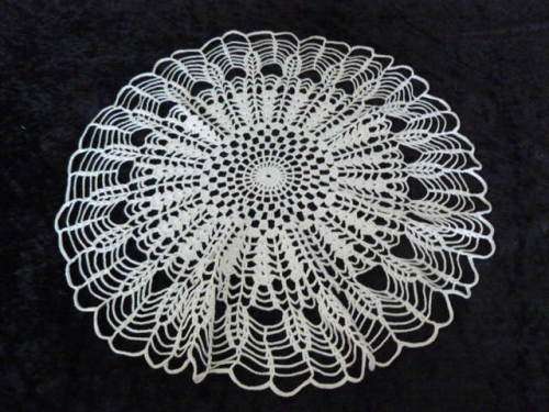 VINTAGE COTTON HAND CROCHETED DOILIE