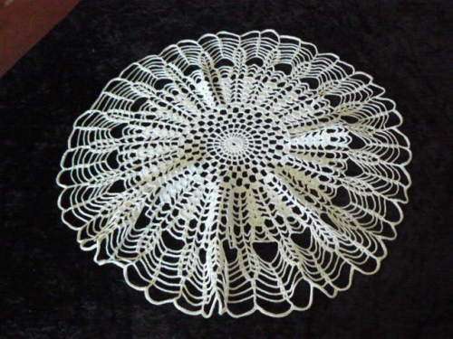 VINTAGE COTTON HAND CROCHETED DOILIE