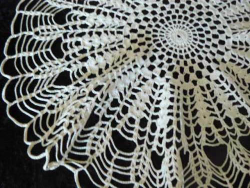 VINTAGE COTTON HAND CROCHETED DOILIE