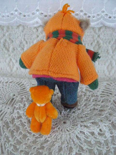 MINIATUE COLLCTABLE BEAR