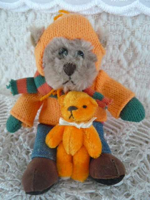 MINIATUE COLLCTABLE BEAR