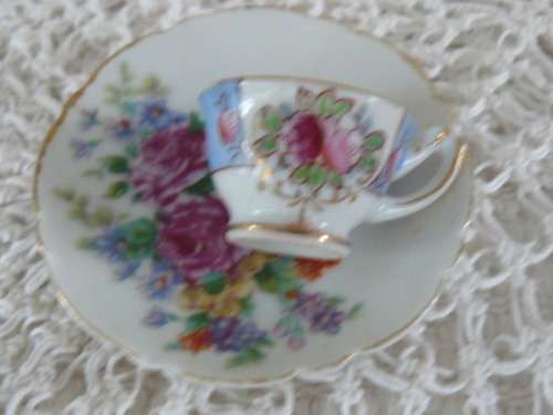 MINIATURE DOLL HOUSE ITEMS
