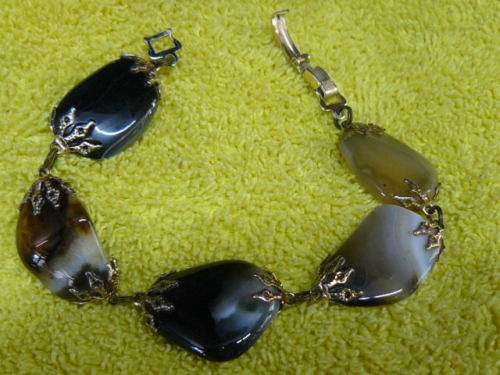 VERY PRETTY BRACELET WITH SEMI PRECIOUS STONES SET IN GOLD COLORED METAL WARE