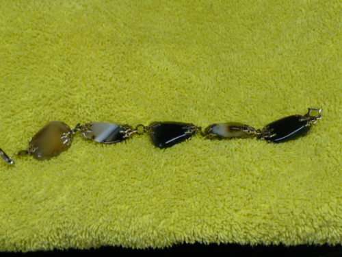 VERY PRETTY BRACELET WITH SEMI PRECIOUS STONES SET IN GOLD COLORED METAL WARE