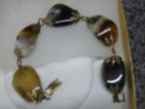 VERY PRETTY BRACELET WITH SEMI PRECIOUS STONES SET IN GOLD COLORED METAL WARE