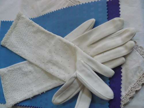 STUNNING HAND BEADDED GOVES