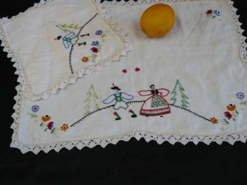Lovely cotton vintage cotton set with had crocheted edge