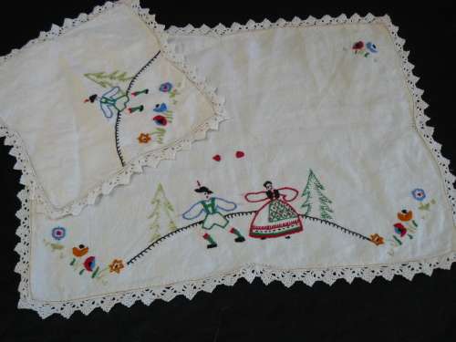 Lovely cotton vintage cotton set with had crocheted edge