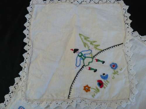 Lovely cotton vintage cotton set with had crocheted edge