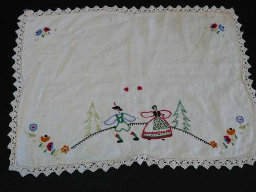 Lovely cotton vintage cotton set with had crocheted edge