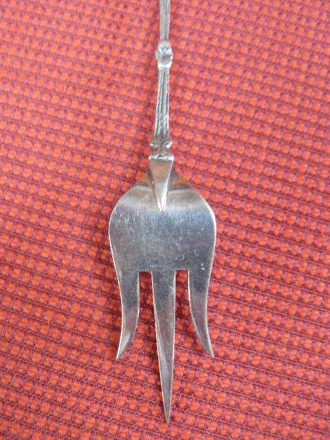 SILVER TONED DETAILED FORK