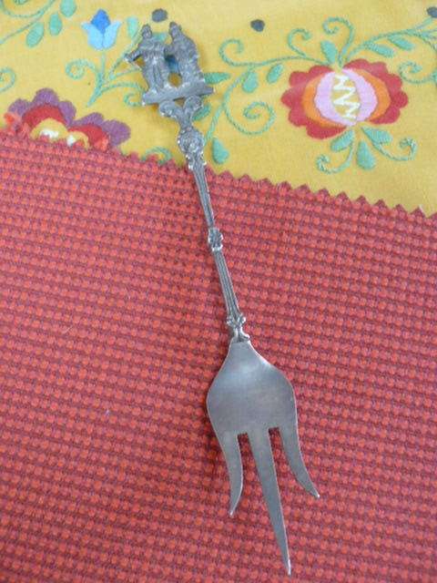 SILVER TONED DETAILED FORK