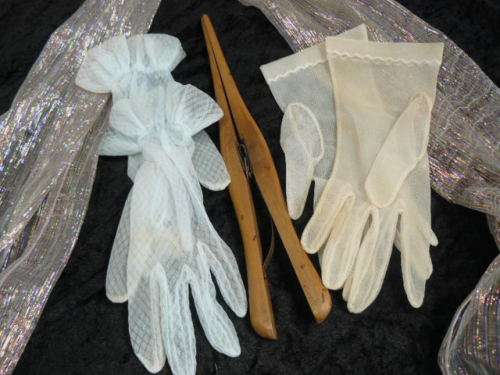 WOODEN GLOVE STRETCHER WITH 2 PAIRS OF GLOVES