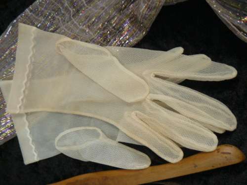 WOODEN GLOVE STRETCHER WITH 2 PAIRS OF GLOVES