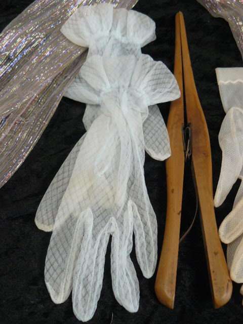WOODEN GLOVE STRETCHER WITH 2 PAIRS OF GLOVES