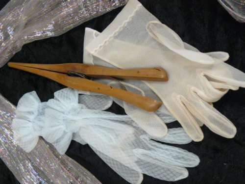 WOODEN GLOVE STRETCHER WITH 2 PAIRS OF GLOVES