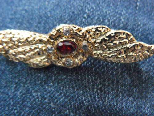 BROOCH WITH RED STONE