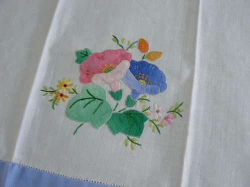 2 X VINTAGE COTTON GUEST TOWELS