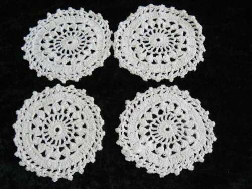 4 SMALL ROUND DOILIES 9.5 CM