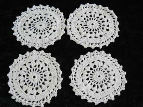 4 SMALL ROUND DOILIES 9.5 CM