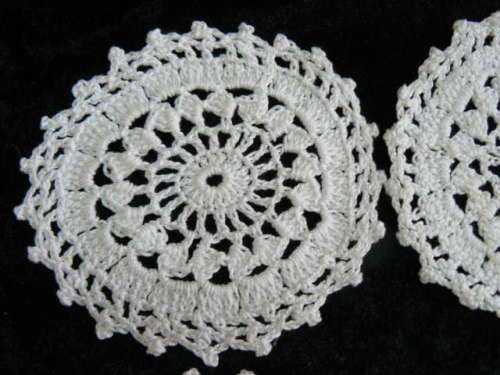 4 SMALL ROUND DOILIES 9.5 CM