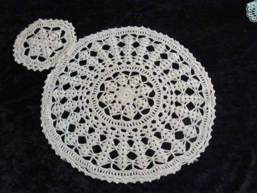 SET OF DOILIES