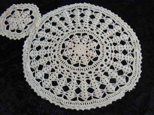 SET OF DOILIES