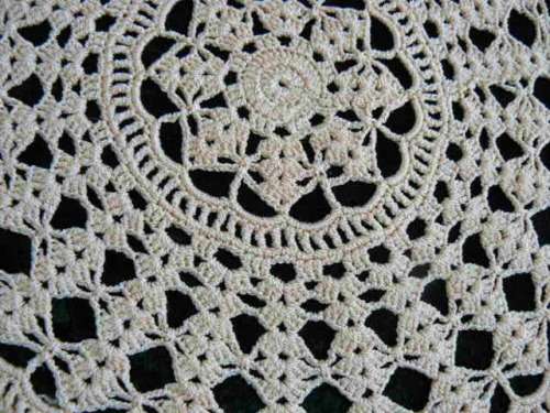 SET OF DOILIES