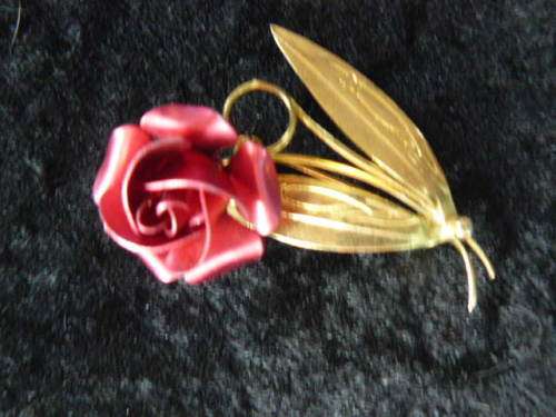 BROOCH ROSE GOLD TONED AND RED