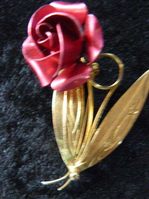 BROOCH ROSE GOLD TONED AND RED