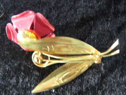 BROOCH ROSE GOLD TONED AND RED