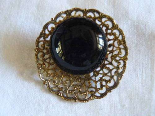 FILIGREE VINTAGE BROOCH WITH BLACK STONE