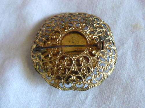 FILIGREE VINTAGE BROOCH WITH BLACK STONE