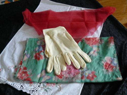 2 X SCARVES AND GLOVES