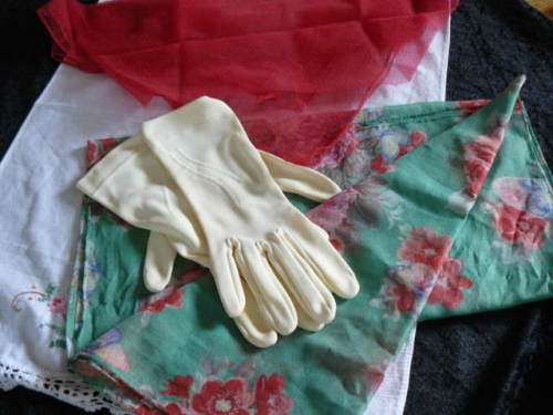 2 X SCARVES AND GLOVES