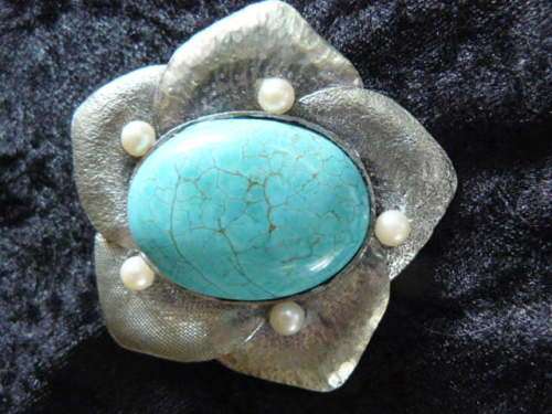 PENDANT WTH STONE  SET IN SILVER COLOURED METALWARE