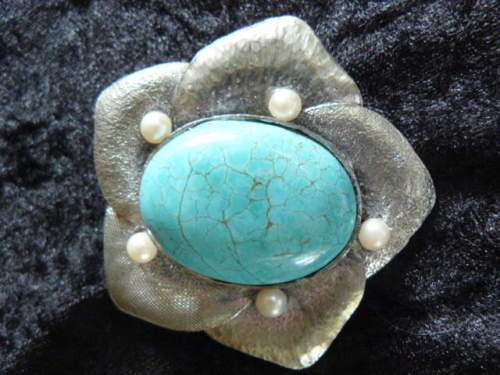 PENDANT WTH STONE  SET IN SILVER COLOURED METALWARE