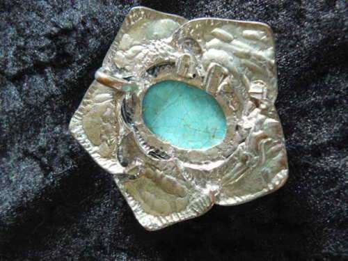 PENDANT WTH STONE  SET IN SILVER COLOURED METALWARE