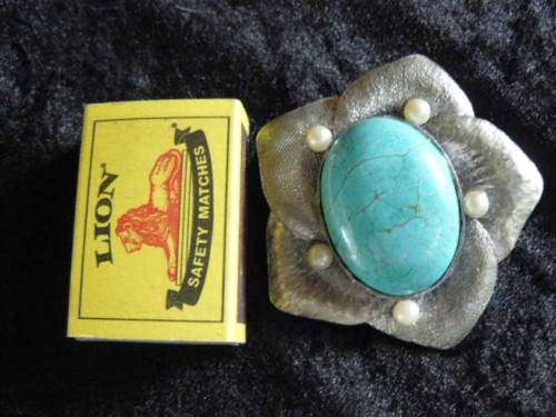 PENDANT WTH STONE  SET IN SILVER COLOURED METALWARE