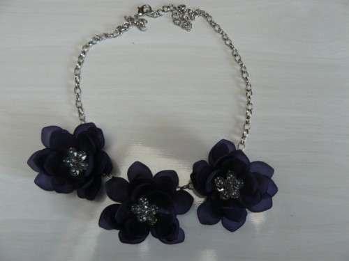 SILVER TONED NECKLACE WITH BLUE FLOWERS