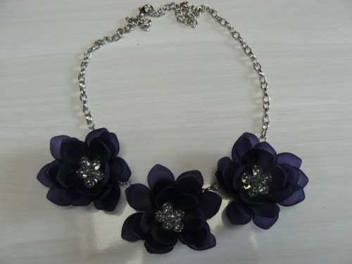 SILVER TONED NECKLACE WITH BLUE FLOWERS