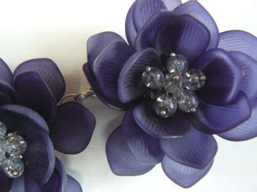 SILVER TONED NECKLACE WITH BLUE FLOWERS