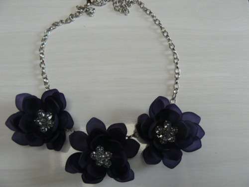 SILVER TONED NECKLACE WITH BLUE FLOWERS