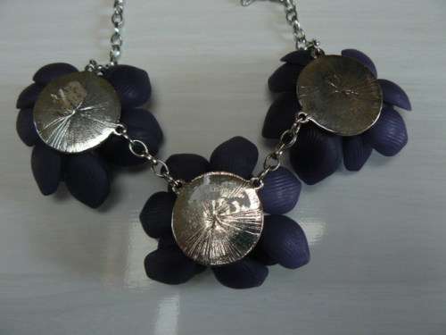 SILVER TONED NECKLACE WITH BLUE FLOWERS