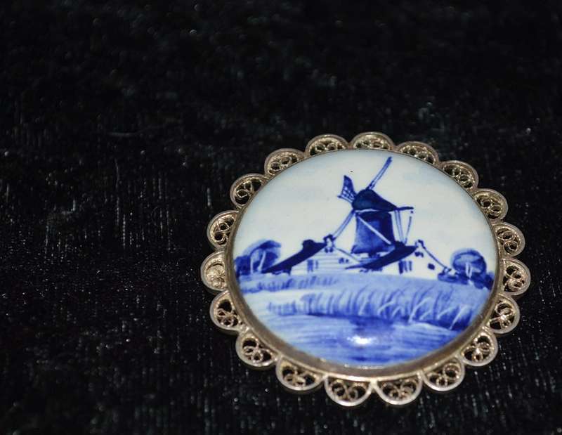 Beautifully drawn Delft brooch silver with filigree signed by artist 41.5mm STUNNING !!!!!